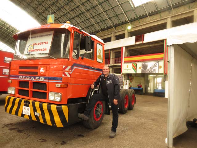 Perry junto al Pegaso 352 de Rogelio Cerezales